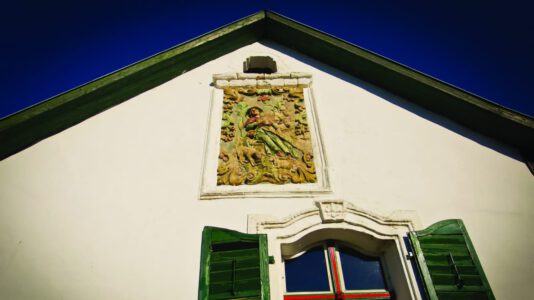 Volkshaus mit dem Relief des Hl. Wendelins,  Zsámbék