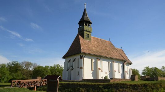 Die Geheimnisse der Festungskirche von Óföldeák: Zeitreise ins Mittelalter