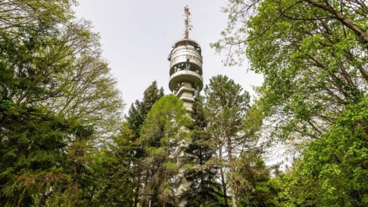 Neuer Glanz für den Fernsehturm in Zalaegerszeg - Das Wahrzeichen erstrahlt in spektakulärer Festbeleuchtung